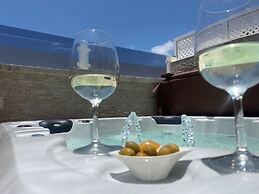 Spacious Apartment With Jacuzzi and Pool Access