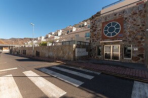 Spacious Apartment With Jacuzzi and Pool Access