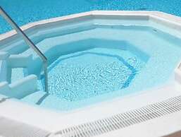 Spacious Apartment With Jacuzzi and Pool Access