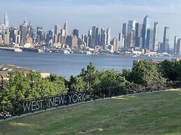 Nice 2bedroom Apt With Patio Included to