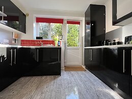 3 Bedroom Bungalow Moelfre- Private Garden,parking