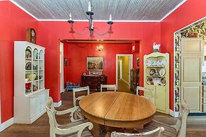 Fischer 3 Bedroom Farmhouse by Redawning