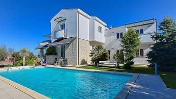 Villa Aylin, 5-bed, Next to the sea