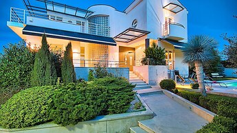 Villa Aylin, 5-bed, Next to the sea