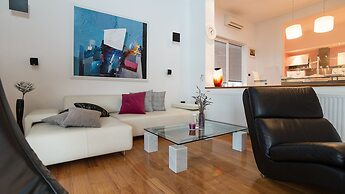 Villa Aylin, 5-bed, Next to the sea