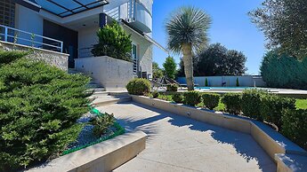 Villa Aylin, 5-bed, Next to the sea