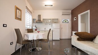 Villa Aylin, 5-bed, Next to the sea