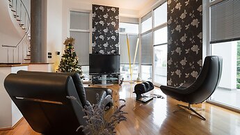 Villa Aylin, 5-bed, Next to the sea