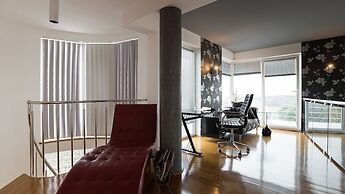 Villa Aylin, 5-bed, Next to the sea