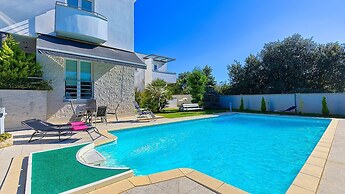 Villa Aylin, 5-bed, Next to the sea