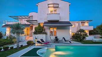 Villa Aylin, 5-bed, Next to the sea