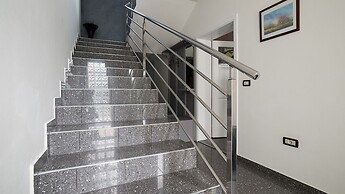 Villa Aylin, 5-bed, Next to the sea