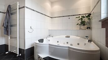 Villa Aylin, 5-bed, Next to the sea