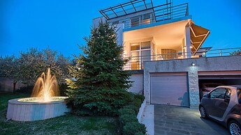 Villa Aylin, 5-bed, Next to the sea