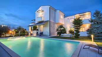 Villa Aylin, 5-bed, Next to the sea