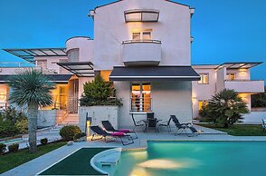 Villa Aylin, 5-bed, Next to the sea