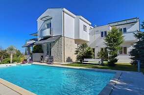 Villa Aylin, 5-bed, Next to the sea
