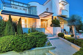 Villa Aylin, 5-bed, Next to the sea