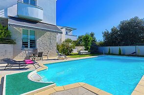 Villa Aylin, 5-bed, Next to the sea