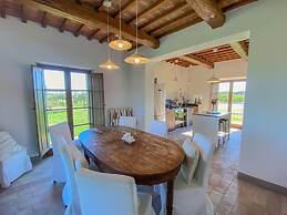 Charming 10 pax Villa in Cortona With Private Pool