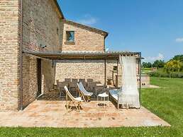 Charming 10 pax Villa in Cortona With Private Pool
