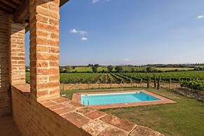Charming 10 pax Villa in Cortona With Private Pool
