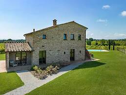 Charming 10 pax Villa in Cortona With Private Pool