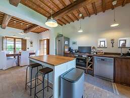 Charming 10 pax Villa in Cortona With Private Pool