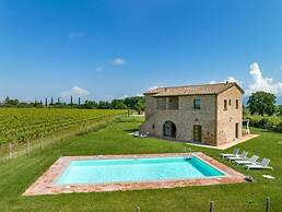 Charming 10 pax Villa in Cortona With Private Pool