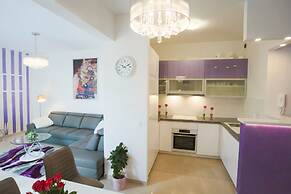 Lovely 4 Star 3-bed Apartment in Podstrana