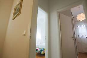 Lovely 4 Star 3-bed Apartment in Podstrana