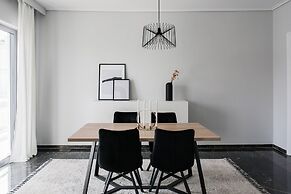 Spacious & Airy 1 Bedroom Apartment near HELEXPO