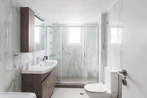 Spacious & Airy 1 Bedroom Apartment near HELEXPO