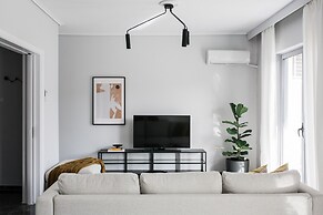 Spacious & Airy 1 Bedroom Apartment near HELEXPO