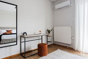 Spacious & Airy 1 Bedroom Apartment near HELEXPO