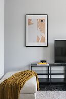 Spacious & Airy 1 Bedroom Apartment near HELEXPO