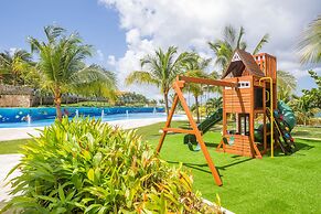 Pristine Bay 1003 3 Bedroom Home by RedAwning