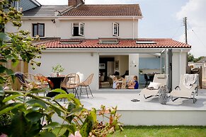 Littlefields - Stylish Modern Cottage With Large Garden Close to Beach
