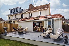 Littlefields - Stylish Modern Cottage With Large Garden Close to Beach