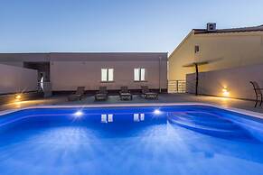 House With Private Pool M&M