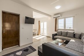 House With Private Pool M&M