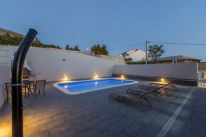 House With Private Pool M&M