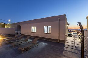 House With Private Pool M&M