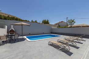 House With Private Pool M&M