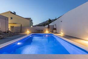 House With Private Pool M&M