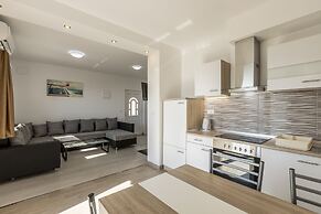 House With Private Pool M&M