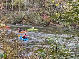 Bear's Mountaintop Views 3 Bedroom Chalet by RedAwning