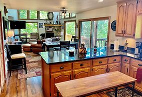 Bear's Mountaintop Views 3 Bedroom Chalet by RedAwning