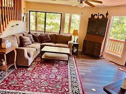 Bear's Mountaintop Views 3 Bedroom Chalet by RedAwning