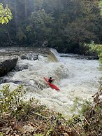 Bear's Mountaintop Views 3 Bedroom Chalet by RedAwning
